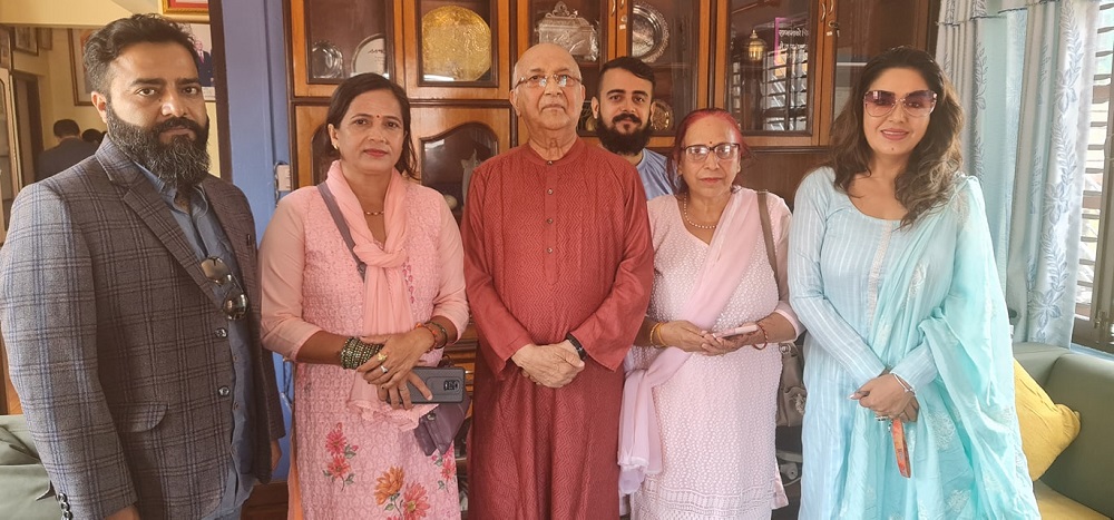 ओलीको नजिक भएपछि करिश्माले पालैपालो मान्छे भेटाउन थालिन्